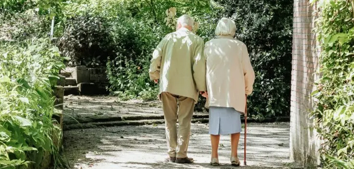 Elderly couple walking on a sunny day